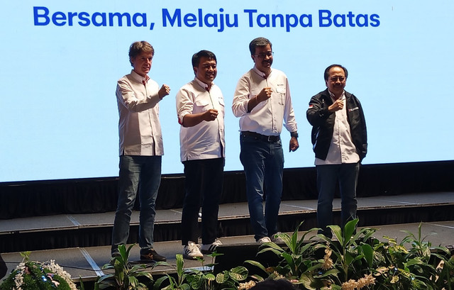 Direktur dan Chief Regulatory Officer XLSmart Merza Fachys (jaket hitam). Foto: Masruroh/Basra