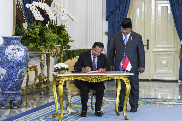 Presiden Prabowo Subianto (kanan) bersama Presiden Senat Kerajaan Kamboja Samdech Akka Moha Sena Padei Techo Hun Sen (kiri) saat kunjungan kehormatan di kompleks Istana Kepresidenan, Jakarta, Senin (5/5/2025). Foto: Galih Pradipta/ANTARA FOTO