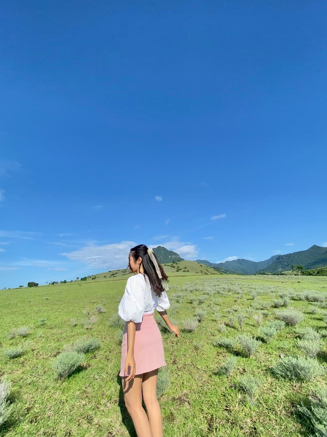 Petronela, Warga Desa Mausui, Waelengga Kecamatan Kota Komba Nusa Tenggara Timur menikmati alam desanya yang masih asri, (Gambar: Reinald marjun).