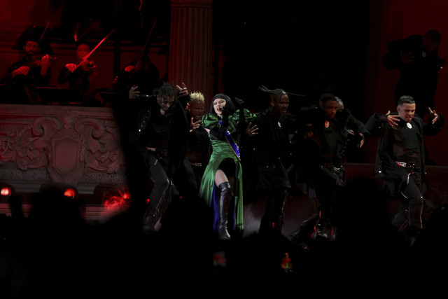 Lady Gaga tampil dalam konser terbuka di pantai Copacabana di Rio de Janeiro, Brasil, Sabtu (3/5/2025). Foto: Ricardo Moraes/REUTERS