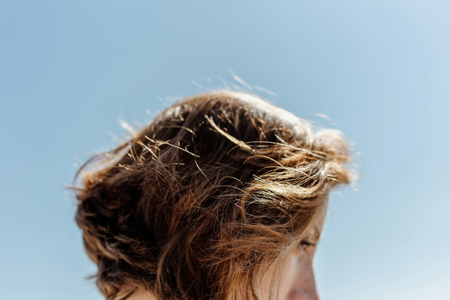 ilustrasi cara menghilangkan ketombe kering. sumber: unsplash/bethany beck