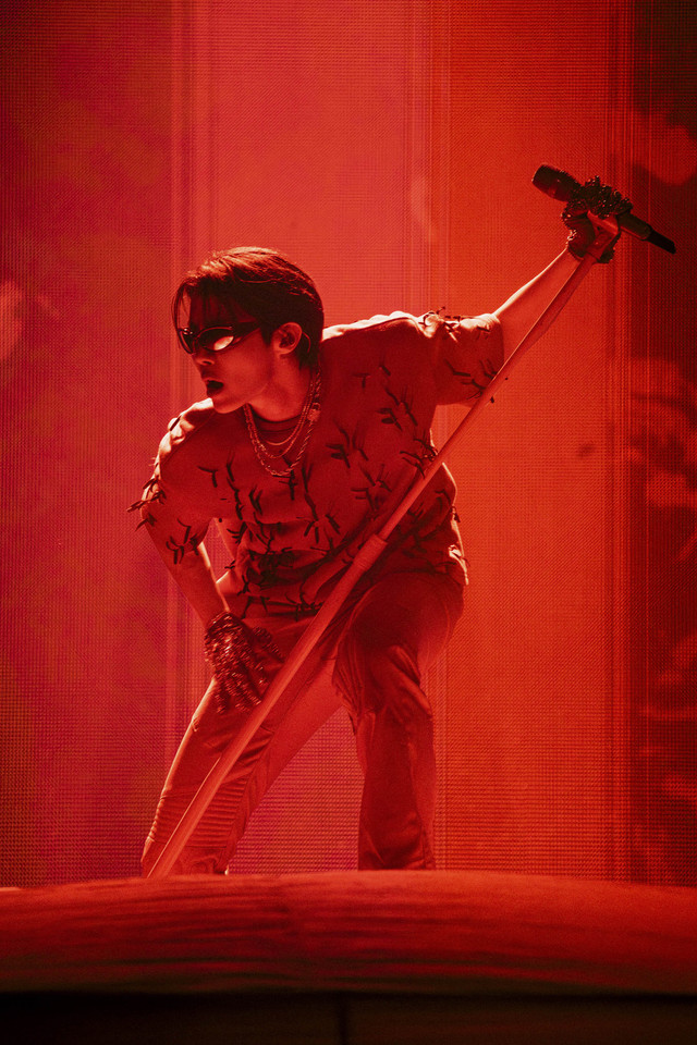 Penampilan J-Hope BTS saat menggelar konser solo 'Hope on The The Stage in Jakarta' selama dua hari, Sabtu dan Minggu (3-4 Mei) di Indonesia Arena, GBK. Foto: Dok. BIGHIT MUSIC