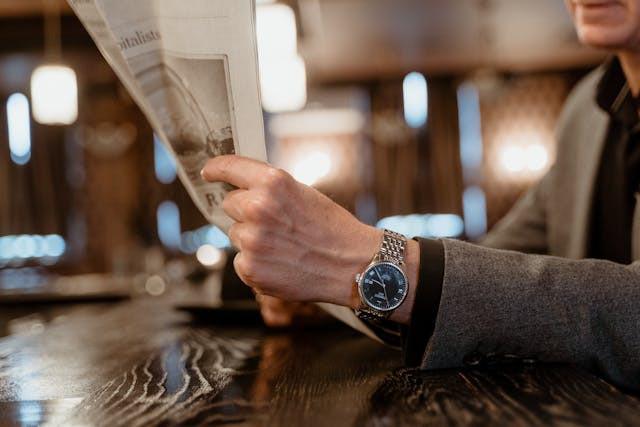 Ilustrasi untuk Rekomendasi Jam Tangan Analog Pria Terbaik. Sumber: Pexels/Mart Production