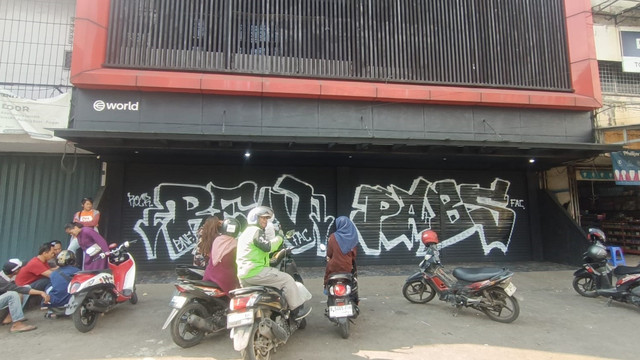 Penampakan warga yang terus berdatangan ke Ruko Worldcoin di Bekasi Timur, Senin (5/5/2025). Foto: Thomas Bosco/kumparan