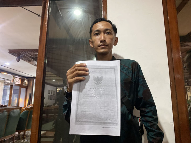 Brian Manov, korban mafia tanah Bantul menunjukkan sertifikat tanahnya. Foto: Resti Damayanti/Pandangan Jogja