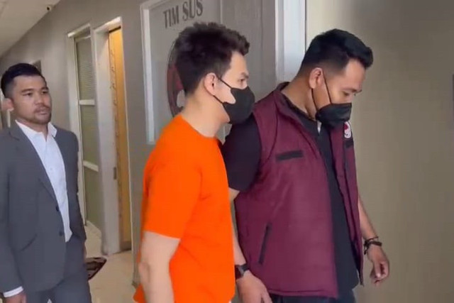 Jonathan Frizzy ditangkap dalam kondisi sakit usai jalani operasi ambeien. Foto: Vincentius Mario/kumparan