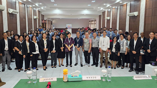 Foto bersama peserta dan pemateri workshop "Fundamentals of Animal Nutrition & Feed Formulation" yang digelar Fakultas Peternakan Unsrat Manado bersama U.S. Soybean Export Council (USSEC).