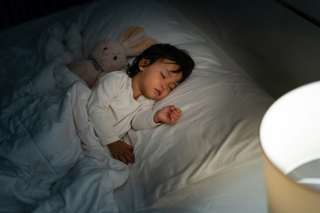 Ilustrasi Anak Tidur Sendiri.  Foto: Shutterstock