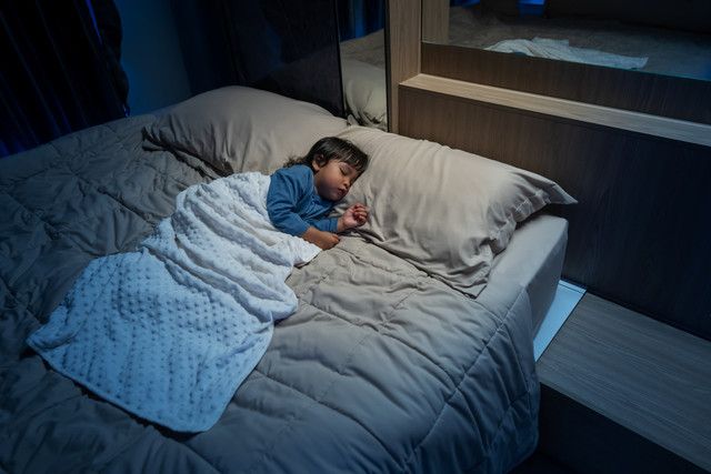 Ilustrasi anak tidur di lampu redup. Foto: Shutterstock