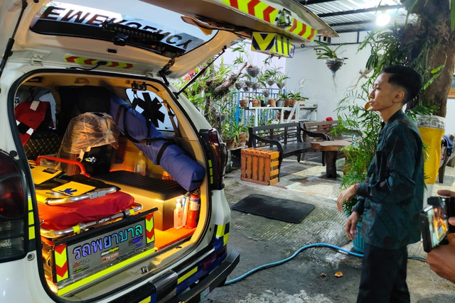 Bryan Manov menunjukkan ambulans miliknya. Foto: Arfiansyah Panji Purnandaru/kumparan