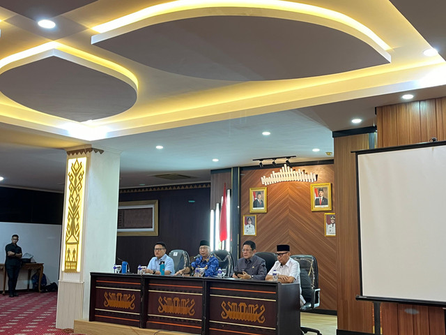 Gubernur Lampung, Rahmat Mirzani Djausal saat melakukan dialog dengan massa aksi | Foto : Eka Febriani / Lampung Geh