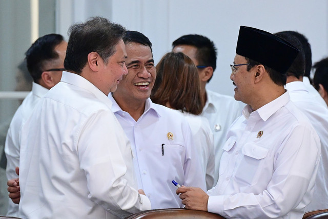 Mensos Saifullah Yusuf (Gus Ipul) (kanan) menghadiri Sidang Kabinet Paripurna di Kantor Presiden, Jakarta, Senin (5/5/2025). Foto: Kemensos RI
