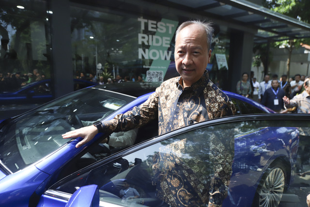 Menteri Perindustrian Agus Gumiwang mencoba salah satu kendaraan saat menghadiri kumparan New Energy Vehicle Summit 2025 di MGP Space, SCBD Park, Jakarta, Selasa (6/5/2025). Foto: Iqbal Firdaus/kumparan
