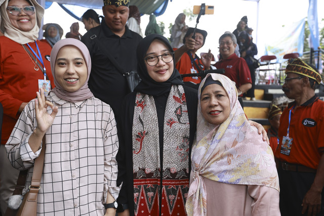 Dewi Agustiningsih (kiri), lulusan doktor termuda dan tercepat dari Universitas Gadjah Mada (UGM) Yogyakarta bersama dengan Bupati Banyuwangi, Ipuk Fiestiandani (tengah)  Foto: kumparan
