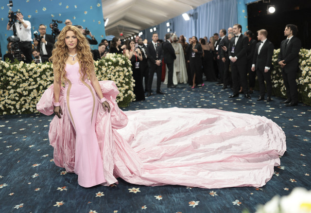 Artis sekaligus penyanyi Shakira berpose saat Met Gala 2025 di Metropolitan Museum, New York, Amerika Serikat, Senin (5/5/2025). Foto: Mario Anzuoni/REUTERS