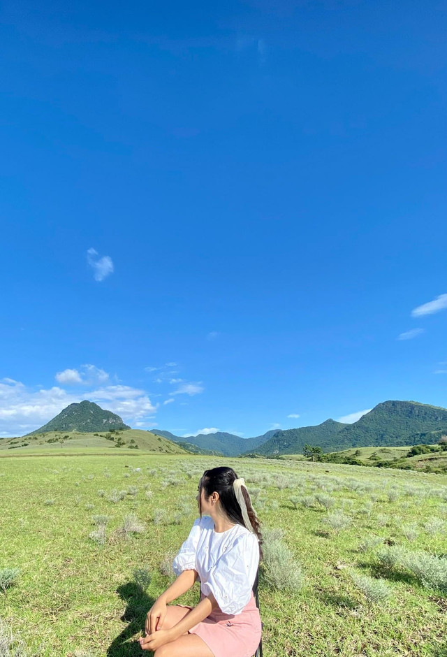 Petronela, Warga Desa Mausui, Waelengga Kecamatan Kota Komba Provinsi Nusa Tenggara Timur menikmati alam desanya yang masi asri (Gambar: Reinald Marjun)