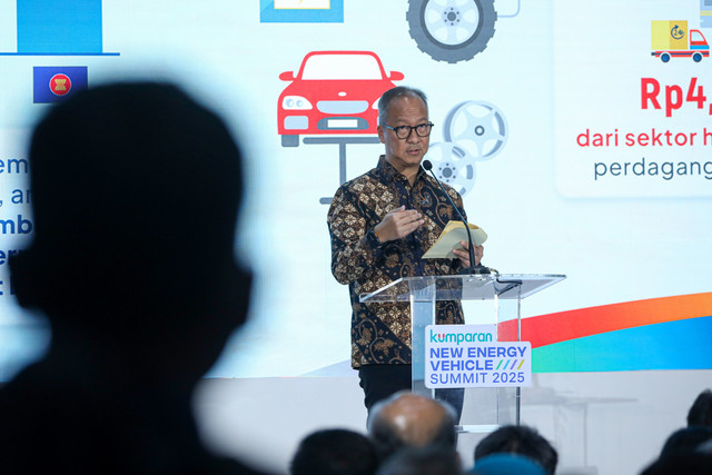 Menteri Perindustrian Agus Gumiwang memberikan keynote speech pada kumparan New Energy Vehicle Summit 2025 di MGP Space, SCBD Park, Jakarta, Selasa (6/5/2025). Foto: Syawal Febrian Darisman/kumparan