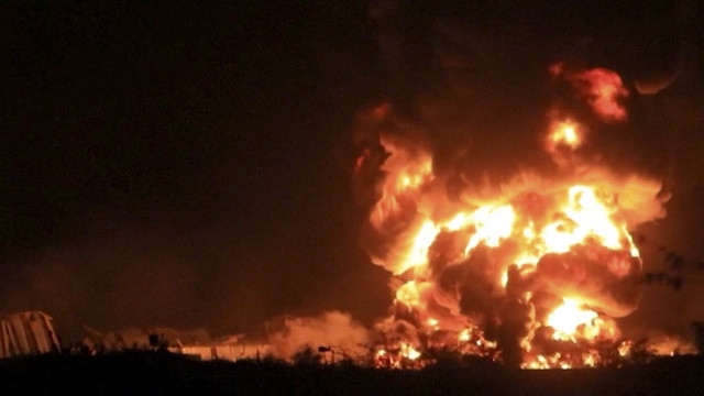 Suasana kebakaran akibat serangan militer Israel di Pelabuhan Hodeidah, Yaman, Senin (5/5/2025). Foto: AL-MASIRAH TV/via Reuters