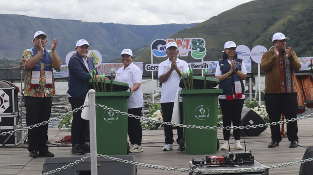 Penyerahan simbolis alat kebersihan oleh Wamenparekraf Ni Luh Enik Ermawat, Gubernur Sumatra Utara Muhammad Bobby Afif Nasution, Bupati Samosir Vandiko Timotius Gultom, bersama Advisor to Astra Riza Deliansyah dalam acara Gerakan Bersih Wisata yang dilaksanakan oleh Astra bekerja sama dengan Kemenparekraf pada Minggu (4/5) di Samosir, Sumatra Utara. Foto: Dok. Astra