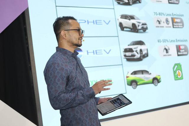 Head of Public Relation PT Toyota-Asta Motor Philardi Ogi menjadi pembicara pada kumparan New Energy Vehicle Summit 2025 di MGP Space, SCBD Park, Jakarta, Selasa (6/5/2025). Foto: Jamal Ramadhan/kumparan