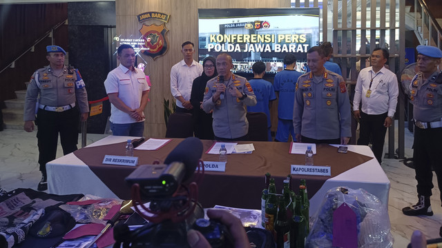 Konferensi pers ungkap para pelaku perusakan mobil patroli pada momen May Day di Bandung, pada Selasa (6/5/2025). Foto: Robby Bouceu/kumparan