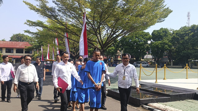 Tiga pelaku perusakan mobil patroli saat momen May Day di Bandung, digelandang polisi, dihadirkan dalam konferensi pers di Mapolda Jabar, Selasa (6/5/2025). Foto: Robby Bouceu/kumparan