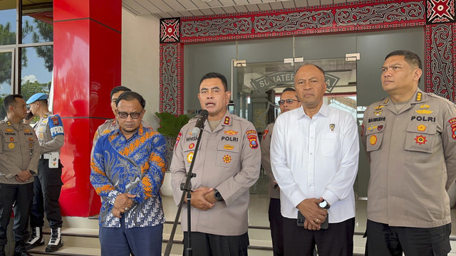 Kapolda Sumut Irjen Pol Whisnu Februanto menyampaikan penonaktifan Kapolres Belawan AKBP Oloan Siahaan dalam rangka pemeriksaan kasus diserang puluhan pemuda di Polda Sumut pada Selasa (6/5/2025). Foto: Tri Vosa Fabiola Ginting/kumparan