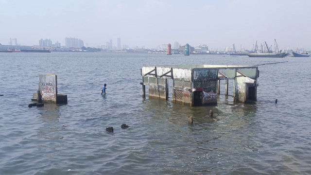 Kawasan laut di balik tanggul setinggi 4 meter. Terlihat Masjid 'Tenggelam' Waladuna, Muara Baru, Penjaringan, Jakarta Utara, Selasa (6/5/2025). Foto: Thomas Bosco/kumparan