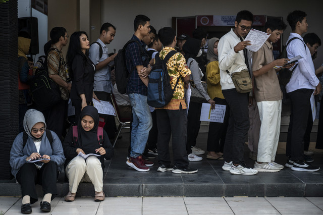 Pencari kerja antre mencari informasi lowongan pekerjaan dalam bursa lowongan kerja Naker Fest Kota Semarang 2025 di Kantor BBVP Semarang, Pedurungan, Semarang, Jawa Tengah, Selasa (6/5/2025). Foto: Aprillio Akbar/ANTARA FOTO