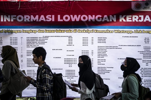 Sejumlah pencari kerja antre mencari informasi lowongan pekerjaan dalam bursa lowongan kerja Naker Fest Kota Semarang 2025 di Kantor BBVP Semarang, Pedurungan, Semarang, Jawa Tengah, Selasa (6/5/2025). Foto: Aprillio Akbar/ANTARA FOTO