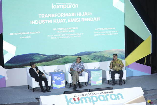 Kepala Pusat Industri Hijau Kemenperin Apit Pria Nugraha dan Dosen, Peneliti, dan Pengamat Otomotif ITB Yannes Martinus Pasaribu menjadi pembicara pada kumparan New Energy Vehicle Summit 2025 di MGP Space, SCBD Park, Jakarta, Selasa (6/5/2025). Foto: Syawal Darisman/kumparan