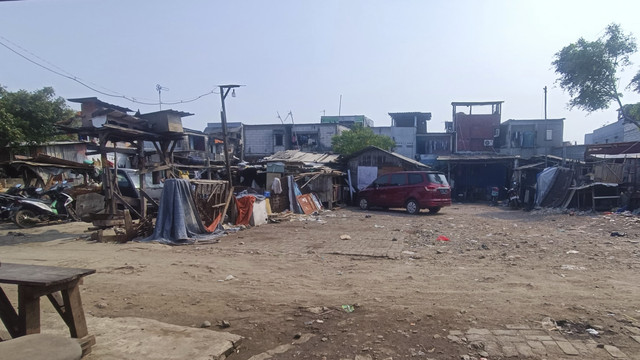 Penampakan kondisi bedeng Nurhayadi dan sekitarnya, warga Muara Baru yang tinggal di tanah Pelindo di balik tanggul laut, Penjaringan, Jakarta Utara, Selasa (6/5/2025).  Foto: Thomas Bosco/kumparan