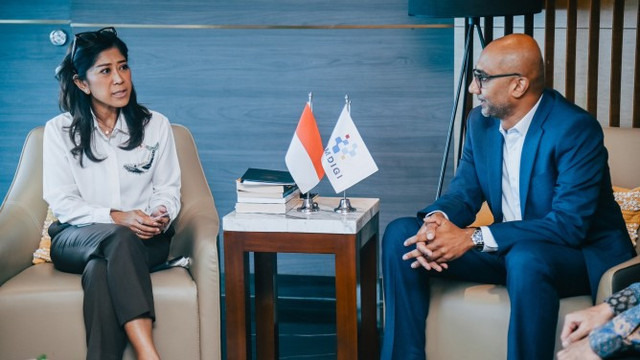 Menteri Komunikasi dan Digital, Meutya Hafid (kiri), dan Chris Chelliah, Senior Vice President Oracle untuk Jepang dan Asia Pasifik (kanan).  Foto: Dok. Komdigi