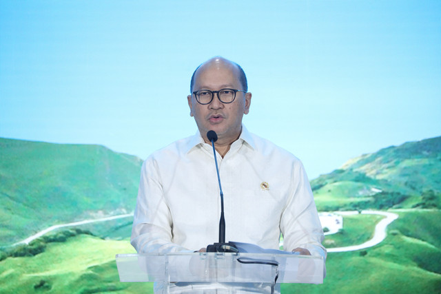 Menteri Investasi dan Hilirisasi Rosan Roeslani memberikan keynote speech pada kumparan New Energy Vehicle Summit 2025 di MGP Space, SCBD Park, Jakarta, Selasa (6/5/2025). Foto: Syawal Febrian Darisman/kumparan