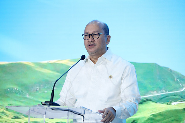 Menteri Investasi dan Hilirisasi Rosan Roeslani memberikan keynote speech pada kumparan New Energy Vehicle Summit 2025 di MGP Space, SCBD Park, Jakarta, Selasa (6/5/2025). Foto: Syawal Febrian Darisman/kumparan