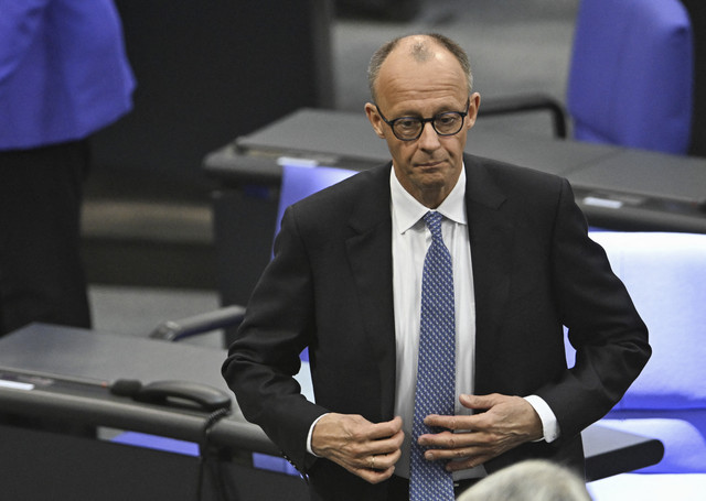 Calon Kanselir Jerman Friedrich Merz berjalan saat hasil pemungutan suara putaran pertama di Berlin, Jerman, Selasa (6/5/2025). Foto: RALF HIRSCHBERGER/AFP