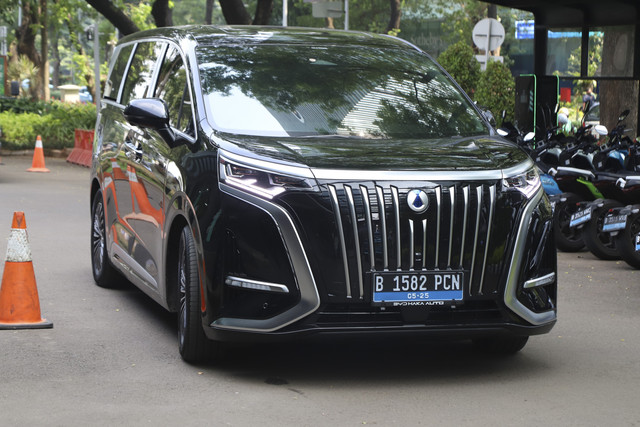 Peserta menjajal mobil listrik Denza D9 saat menghadiri kumparan New Energy Vehicle Summit 2025 di MGP Space, SCBD Park, Jakarta, Selasa (6/5/2025). Foto: Iqbal Firdaus/kumparan