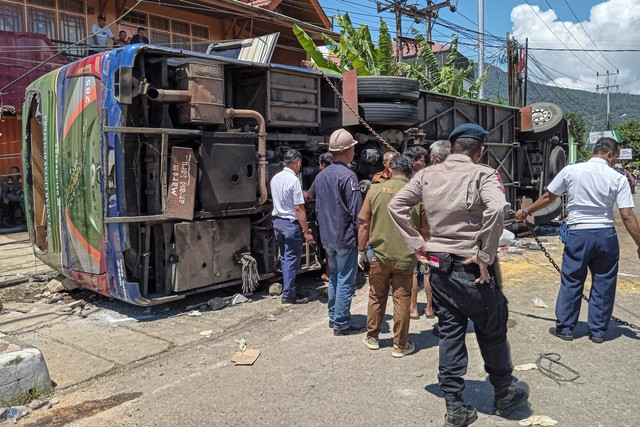 Petugas gabungan mengevakuasi Bus ALS (Antar Lintas Sumatera) yang mengalami kecelakaan di Kota Padang Panjang, Sumatera Barat, Selasa (6/5/2025). Foto: Isril Naidi/ANTARA FOTO