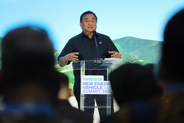 Anggota DPR RI sekaligus Ketua Liga Parlemen Indonesia-Jepang Rachmat Gobel memberikan keynote speech pada kumparan New Energy Vehicle Summit 2025 di MGP Space, SCBD Park, Jakarta, Selasa (6/5/2025). Foto: Jamal Ramadhan/kumparan