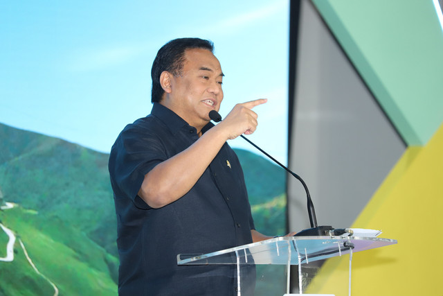 Anggota DPR RI sekaligus Ketua Liga Parlemen Indonesia-Jepang Rachmat Gobel memberikan keynote speech pada kumparan New Energy Vehicle Summit 2025 di MGP Space, SCBD Park, Jakarta, Selasa (6/5/2025). Foto: Jamal Ramadhan/kumparan