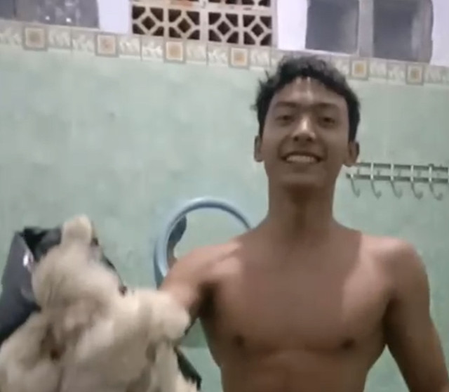 Tangkapan layar video viral atlet binaraga Kabupaten Malang mengolah ayam tiren untuk dikonsumsi. Foto: Dok. Istimewa