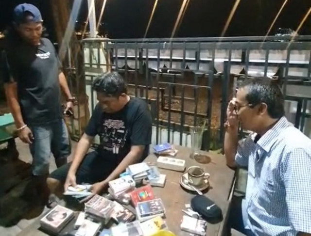 Puluhan kaset tape ditemukan dengan berbagai genre musik lawas didalamnya. Foto: Dok. Istimewa.