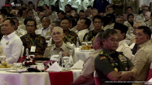 Presiden Prabowo duduk semeja dengan Try Sutrisno di Halal Bihalal Purnawirawan TNI AD. Foto: YouTube/ Sekretariat Presiden