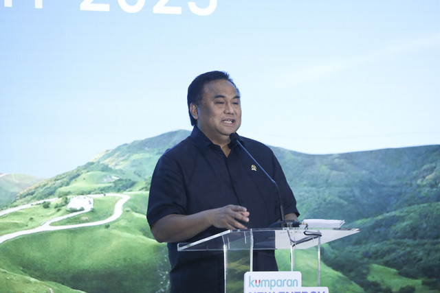 Anggota DPR RI sekaligus Ketua Liga Parlemen Indonesia-Jepang Rachmat Gobel memberikan keynote speech pada kumparan New Energy Vehicle Summit 2025 di MGP Space, SCBD Park, Jakarta, Selasa (6/5/2025). Foto: Syawal Darisman/kumparan