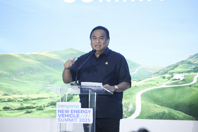 Anggota DPR RI sekaligus Ketua Liga Parlemen Indonesia-Jepang Rachmat Gobel memberikan keynote speech pada kumparan New Energy Vehicle Summit 2025 di MGP Space, SCBD Park, Jakarta, Selasa (6/5/2025). Foto: Syawal Darisman/kumparan