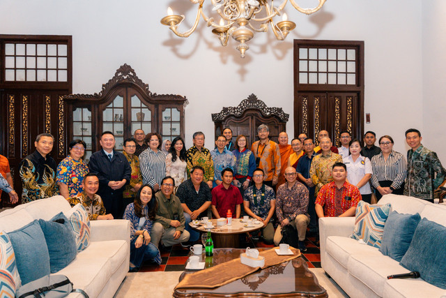 Direktur Utama InJourney Maya Watono bersama Menteri Kebudayaan Fadli Zon pada pertemuan dengan komunitas Buddhis dalam rangka menyambut bulan suci Waisak tahun 2025 yang berlangsung pada Minggu (4/5).