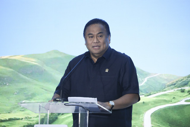 Anggota DPR RI sekaligus Ketua Liga Parlemen Indonesia-Jepang Rachmat Gobel memberikan keynote speech pada kumparan New Energy Vehicle Summit 2025 di MGP Space, SCBD Park, Jakarta, Selasa (6/5/2025). Foto: Syawal Darisman/kumparan