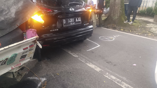 Lokasi kecelakaan beruntun di Jalan Anggrek, Bandung Wetan, Kota Bandung, pada Selasa (6/5/2025). Foto: Robby Bouceu/kumparan