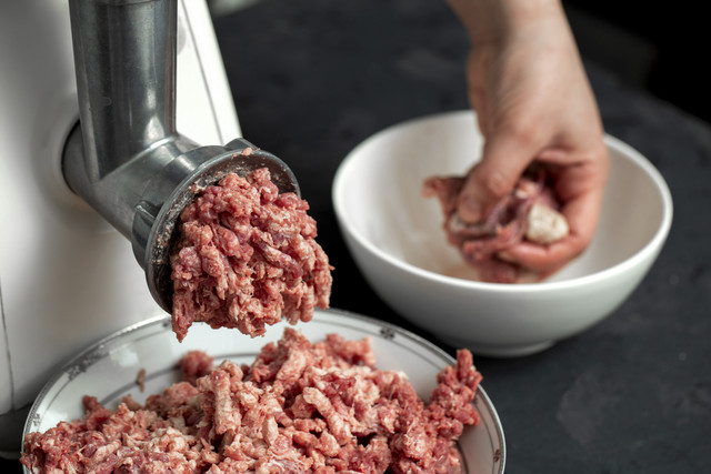 Ilustrasi penggilingan daging. Foto: Shutterstock