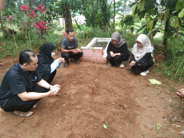 Di Pemakaman Alm. Photo: Dokumentasi Pribadi